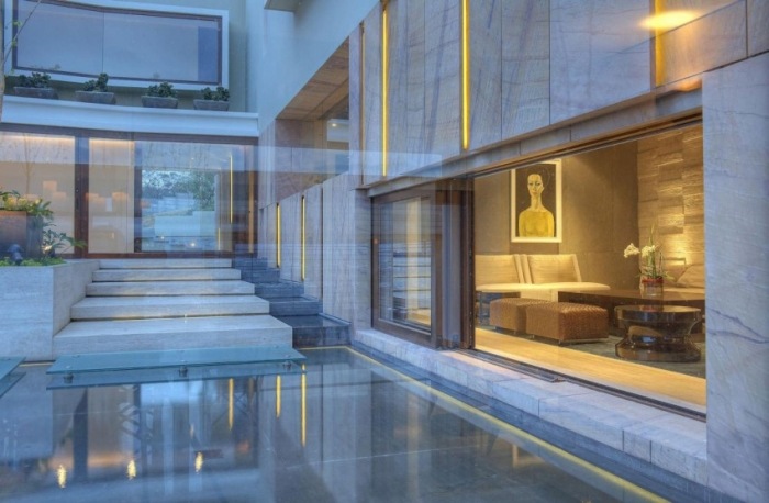 Fasády obložené panelmi s kamenným vzhľadom dom na svahu kamenné panely-obklad-fasáda