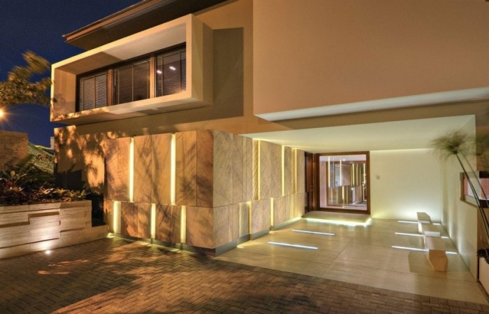 Vchodové a nočné osvetlenie domu - nástenné a podlahové svetlá dom na svahu vchod-nočné osvetlenie-podlaha-nástenné-svetlá