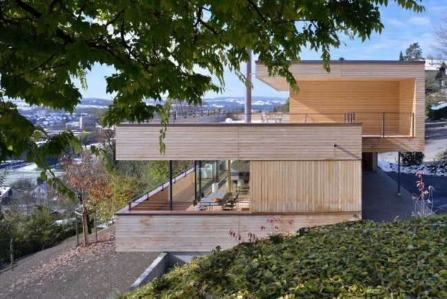 dom na svahu drevená fasáda zvetraná farba