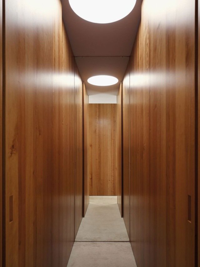 moderný dom-jazerná chodba-drevené panely-svetlíky