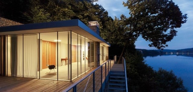 moderný dom-jazero-sklenená-stena-záves-osvetlenie