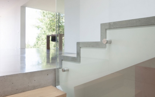 interiér domu schody leštené podlahové sklenené zábradlie drevo vo vnútri schodov leštené podlahové sklenené zábradlie drevo