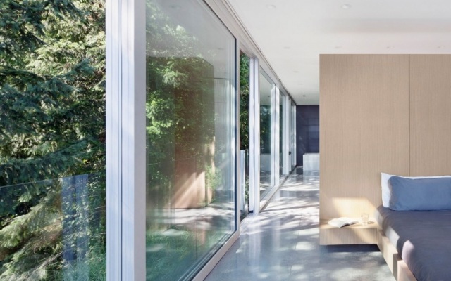 dom svah spálňa posuvné dvere výhľad na les Dom na strmom svahu, spálňa, posuvné dvere, výhľad na les