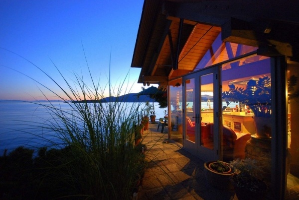 domáca voda s úchvatným panoramatickým výhľadom vo večerných hodinách