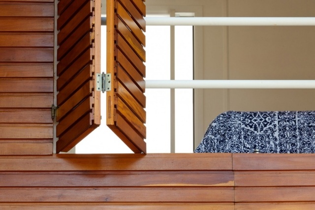 dom na úzkom kúsku pozemku-drevo fasádne-sklopné-okenné zábradlie