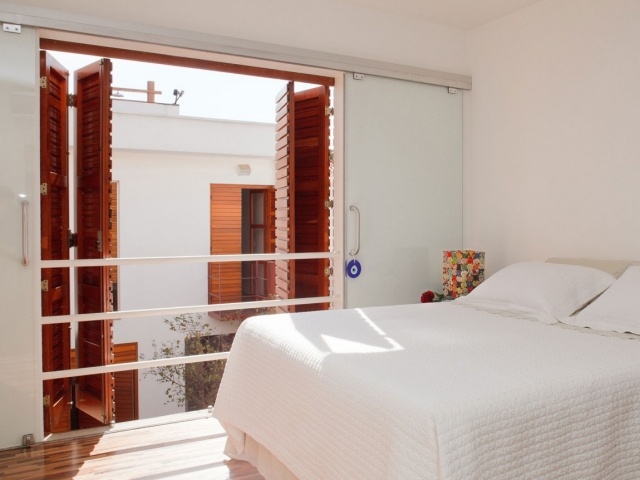 spálňa-drevené-skladacie-okenné zábradlie-posuvné-dvere