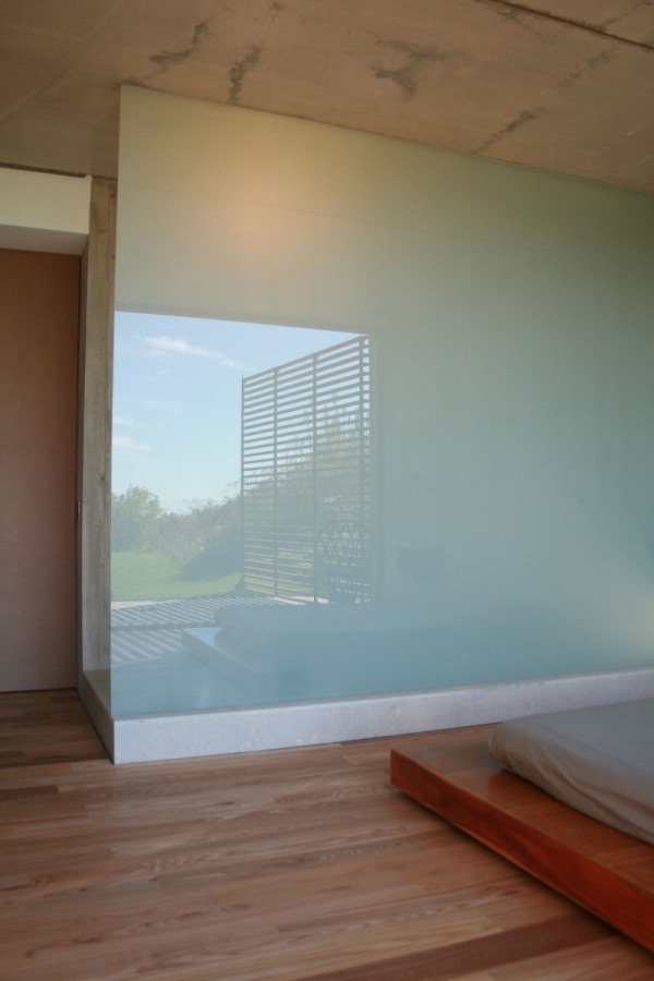 horné poschodie taliansky dom betónové sklo parkety spálňa