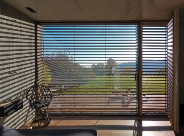 zasklenie stien drevené prvky betónový dom sklo architektúra moderná