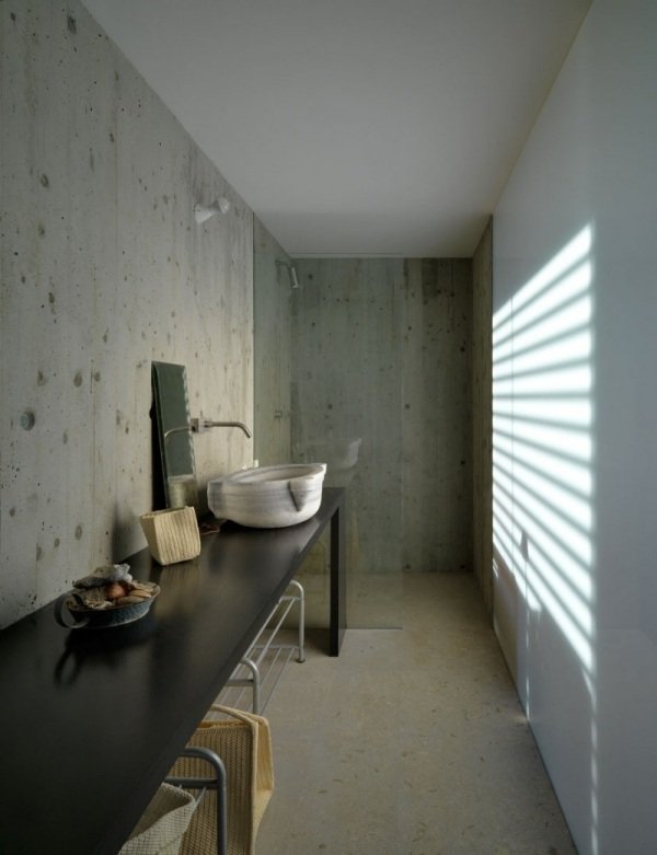 dom betón odhalené betónové steny architektúra úzka chodba talian