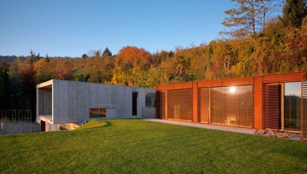 betónový dom z dreva taliansko architektúra trendová príroda stavebné materiály