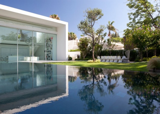 bazén záhradný dvor moderný presklený dom od pitsou kedem