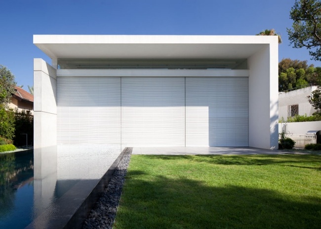 biele žalúzie moderný sklenený dom od pitsou kedem