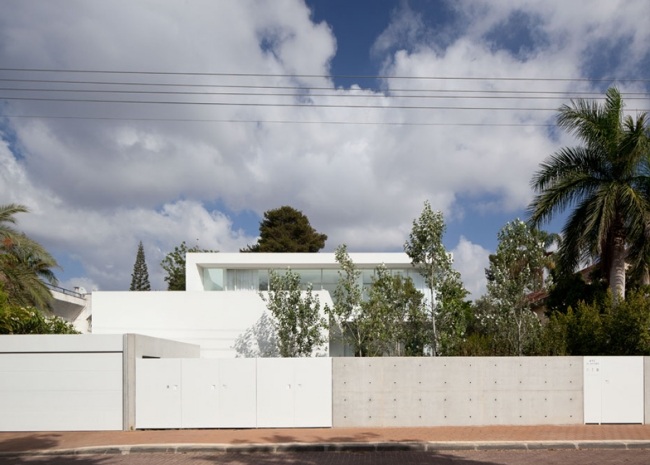 pohľad na ulicu moderný sklenený dom z pitsou kedem