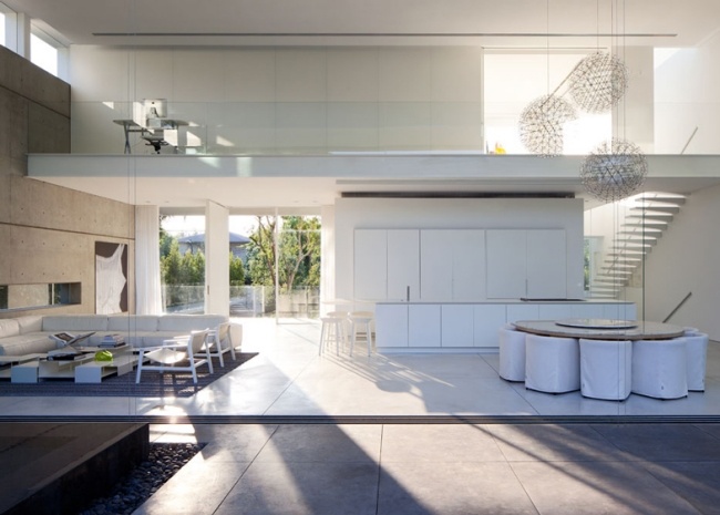 moderný sklenený dom s vysokým stropom od pitsou kedem