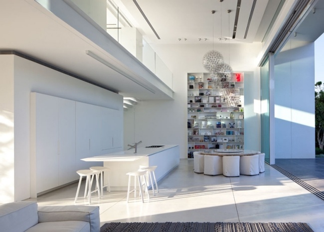 interiérový dizajn prízemia moderný sklenený dom od pitsou kedem