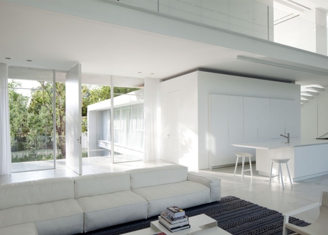 obývacia izba biely moderný sklenený dom od pitsou kedem