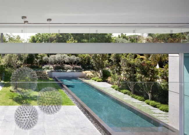 výhľad záhradný bazén moderný presklený dom od pitsou kedem