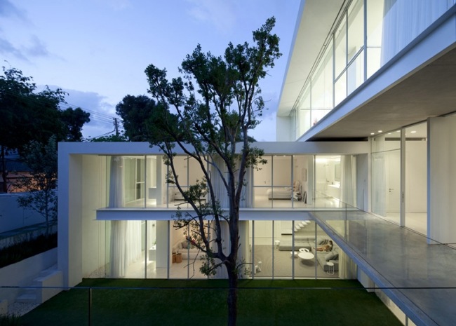 spálňa pohľad na moderný presklený dom od pitsou kedem