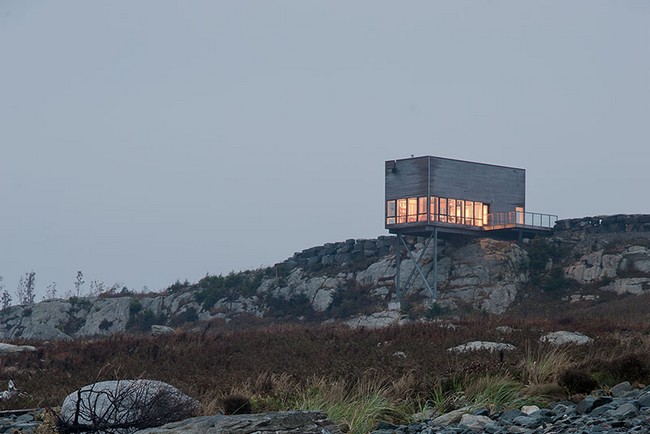 Sklenené fasádne kamenné útesy výhľad na večerné osvetlenie