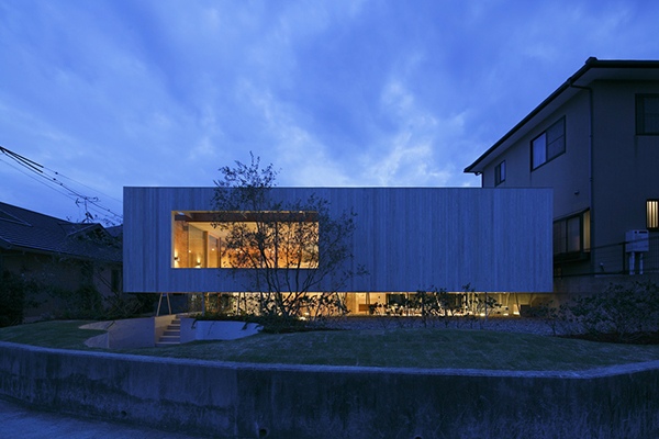 večer dom v Japonsku s prírodou večer dom v Japonsku s prepojením na prírodu