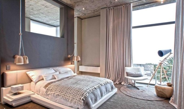 spálňa svetlý strop veľká terasa nočný stolík zaujímavý nápad