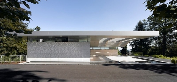 moderný dizajn domu s panoramatickým výhľadom na ulicu