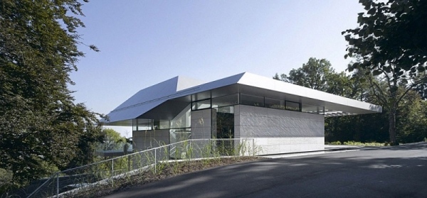 moderný dizajn domu s panoramatickým výhľadom na svah