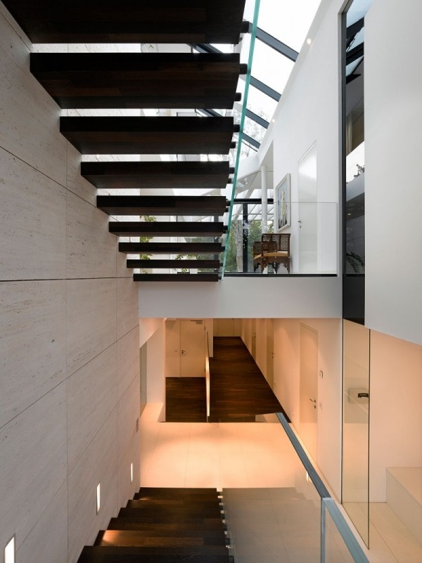 moderný dizajn domu s panoramatickými schodiskami