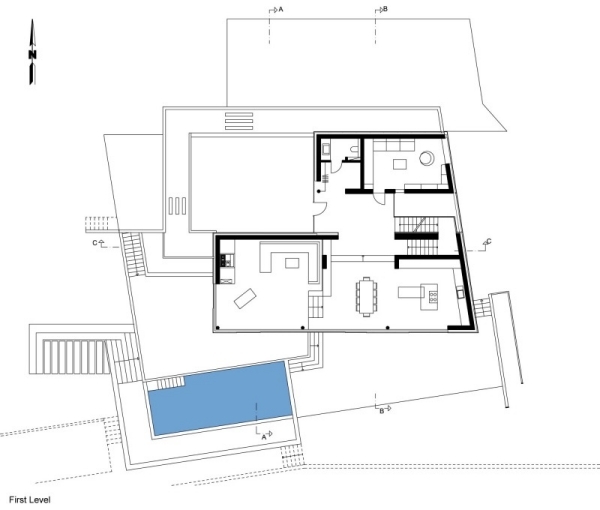 moderný dizajn domu s panoramatickým výhľadom na prvom poschodí