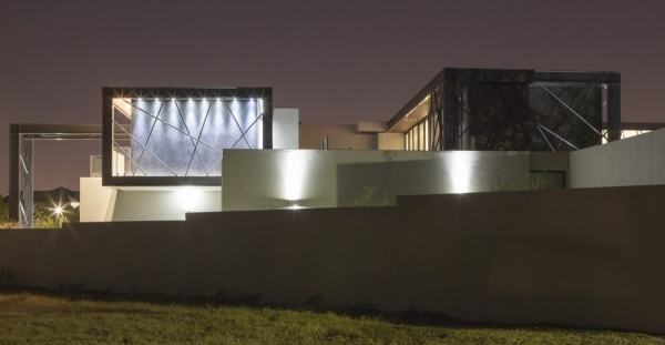 moderný dizajnérsky dom s vonkajším dizajnom geometrických tvarov