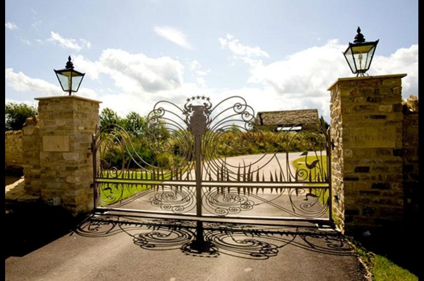 moderný dizajn domu - elegantná kovová brána moderný dizajn domu - brána z jemného kovu