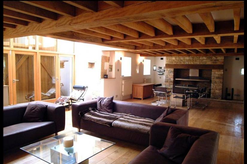 Drevené obloženie v obývačke útulná kuchyňa v stodole