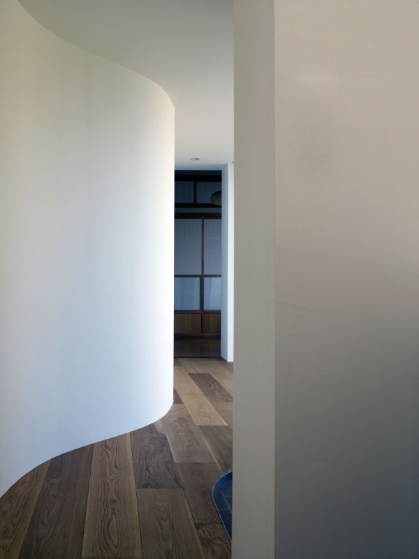 záhrada domu postavená okolo tvaru vlny koridoru stromu