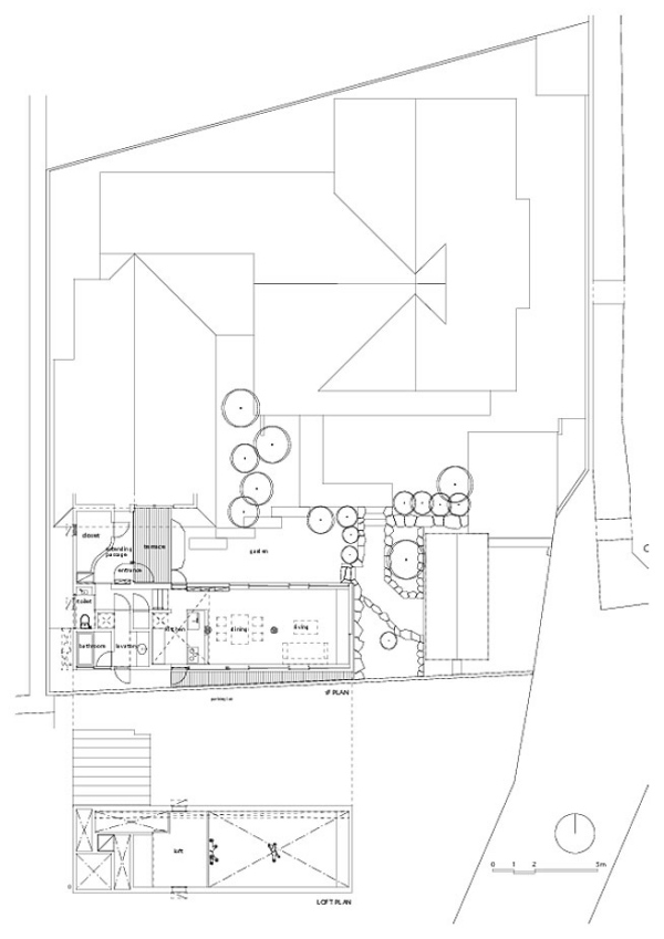 dom v záhrade postavený okolo plánu umiestnenia stromu