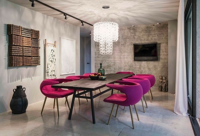 Závesná lampa jedáleň dekorácia steny betónové panely Jedáleň-čalúnené-stoličky-oblúkové-fotm-betónové-steny