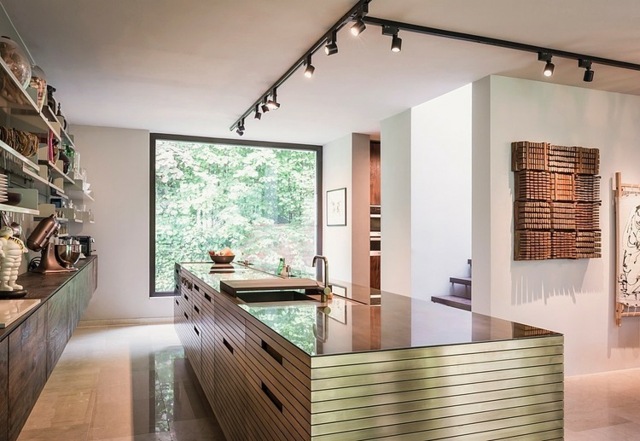 Kovová lišta kuchynskej dosky vo vysokom lesku so zdrojom svetla Kuchynský ostrov-s-dreveným obložením-poličky-a-dekorácie