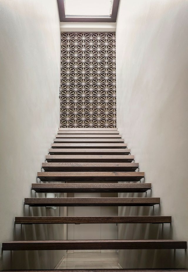 jednostupňové drevené dvere so štrbinovými ozdobami zavesené schody-dvere-vyrobené-z-dreva-umne štrbinované