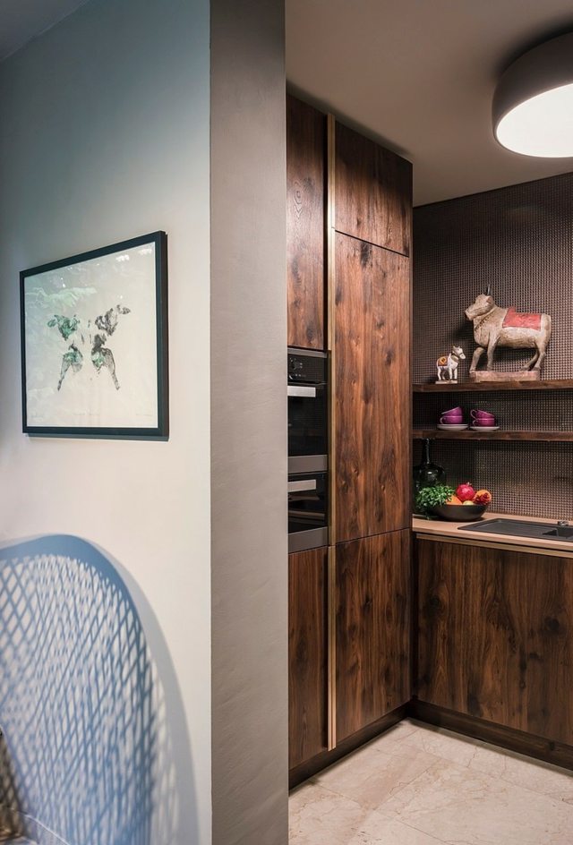 Moderný dom z masívneho dreva a terakotovej dlažby Terakota-prírodný kameň-obklady-drevené skrine-tmavé