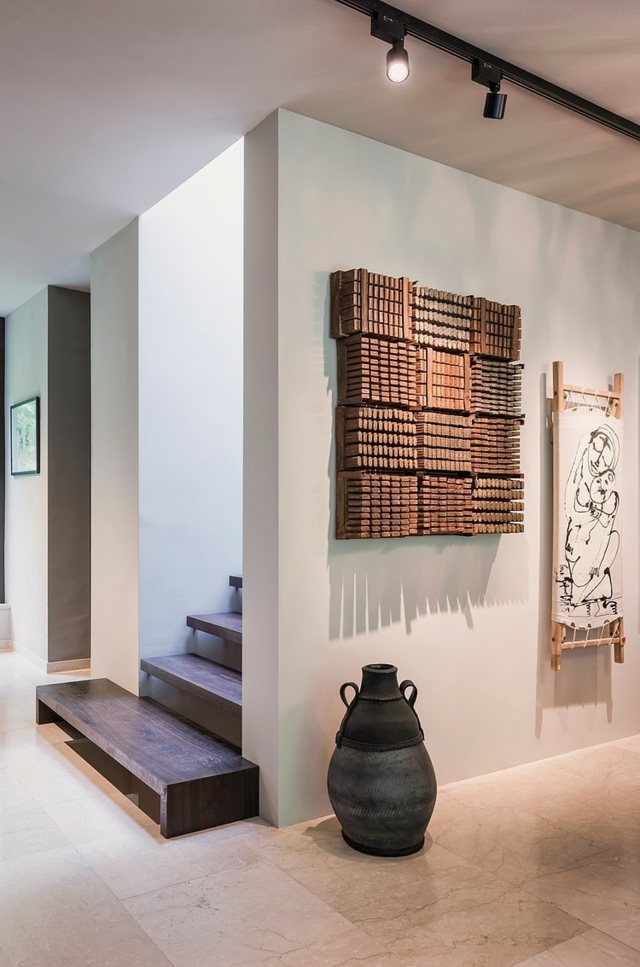 Pohľad na výzdobu steny schodiska a poschodový dom v Augsburgu Litinová váza-hrniec s vešiakom-drevené-moduly-dekorácia na stenu malého formátu