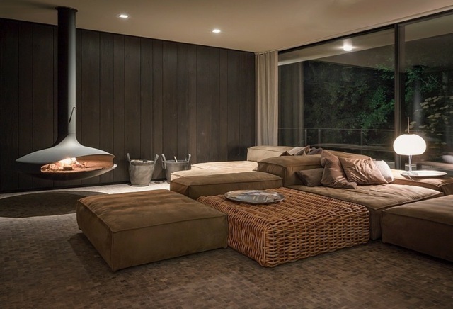 útulná atmosféra vo večernom svetle v obývačke Obývacia izba-nízke-obdĺžnikové-čalúnené-sedadlá-v-hnedej