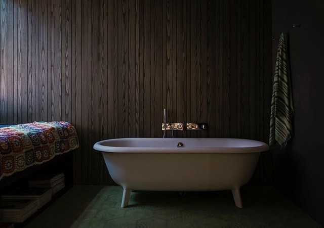 Obklady stien v spálni a vani v bielej farbe Moderný dom v Augsburgu Obklad na stenu-vaňa-pletená-perina