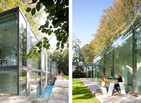 dom s vonkajším zasklením s plochou strechou