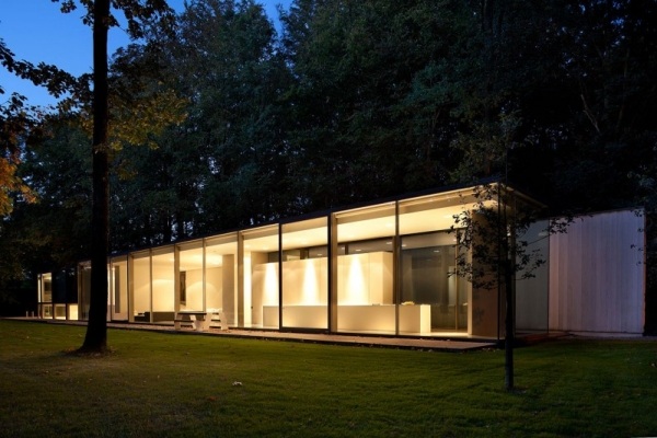 dom s plochou strechou osvetlenie lesnej krajiny v noci