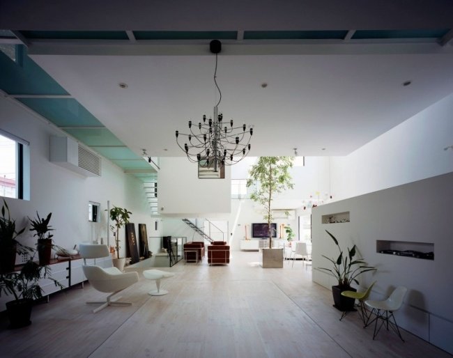 Moderný bytový dom Garáž s interiérom deviatich automobilov s drevenou podlahou Moderný dom s garážou s interiérom deviatich automobilov a drevenou podlahou