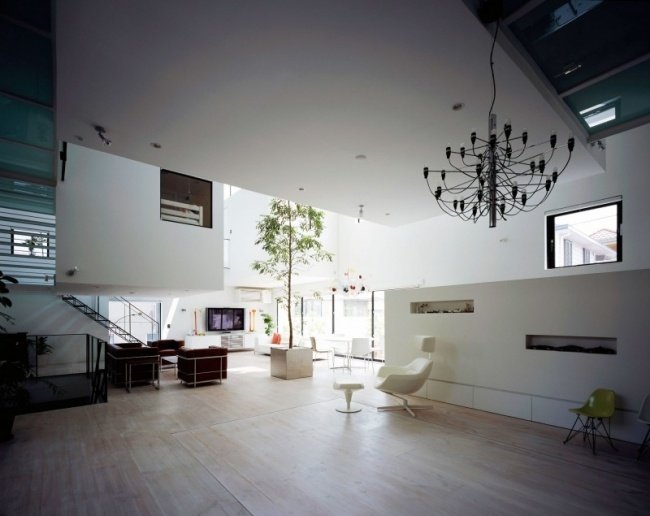 Moderný dom garáž garáž výťah obývacia izba Moderná obytná budova s garážovým autom alebo automobilovým výťahom