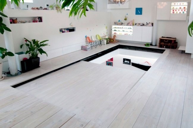 Kre house tokyo automobilový výťah obývacia izba drevená podlaha svetlá Kre house tokyo automobilový výťah obývacia časť svetlá laminátová podlaha