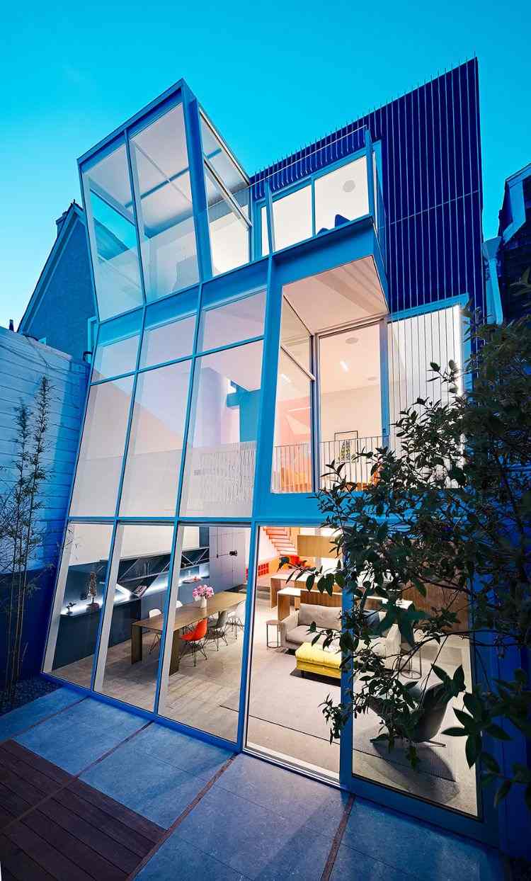 dom so skleneným priečelím trojpodlažná novostavba starý viktoriánsky dvorček sklenená fasáda zadný dvor vonkajší pohľad