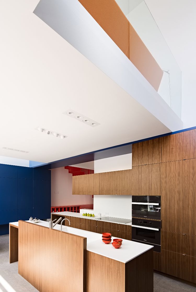 dom so sklenenou prednou časťou kúpeľňa drevené obloženie retro štýl drez dvojfunkčný kuchynský ostrovný drez vstavaná rúra