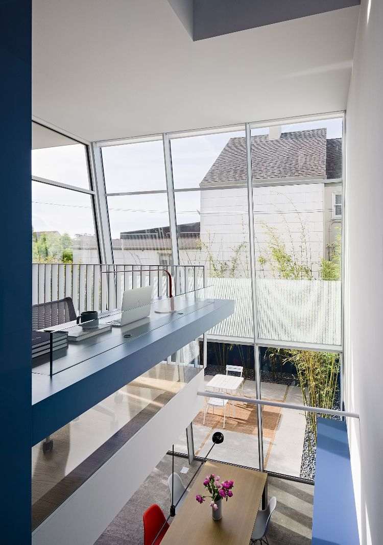 dom so sklenenou prednou časťou trojpodlažná novostavba s dizajnom okna s výhľadom na druhé poschodie prenosná pracovná stanica