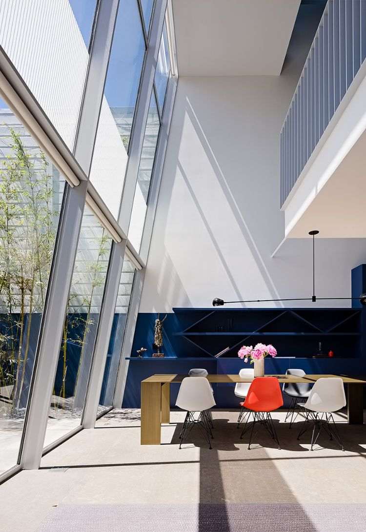 dom so sklenenou prednou časťou trojpodlažná novostavba design sklenené okná jedálenský stôl obývačka zaplavená svetlou vápencovou podlahou